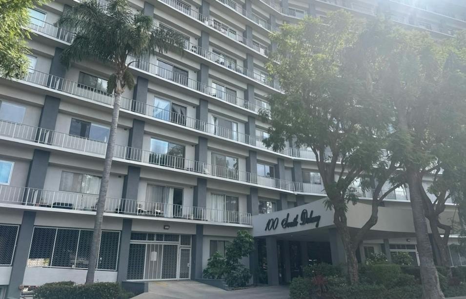 Exterior of 100 S Doheny Dr at 100 S Doheny Dr, Los Angeles