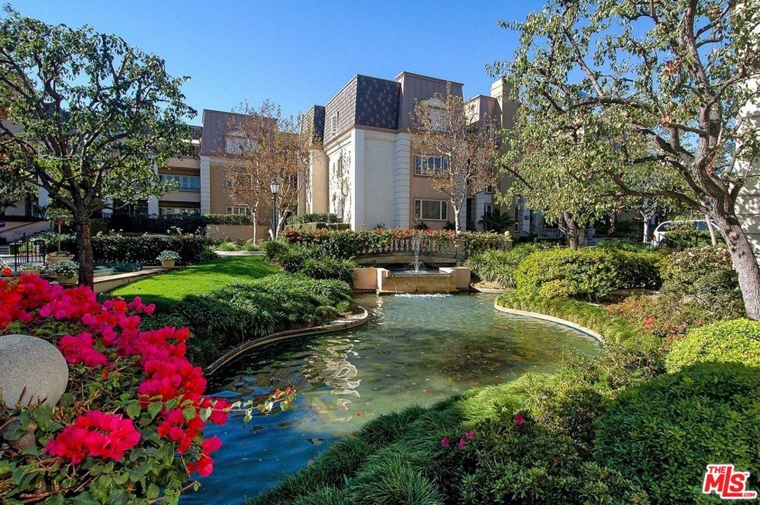 Exterior and shared grounds of Le Parc, Los Angeles