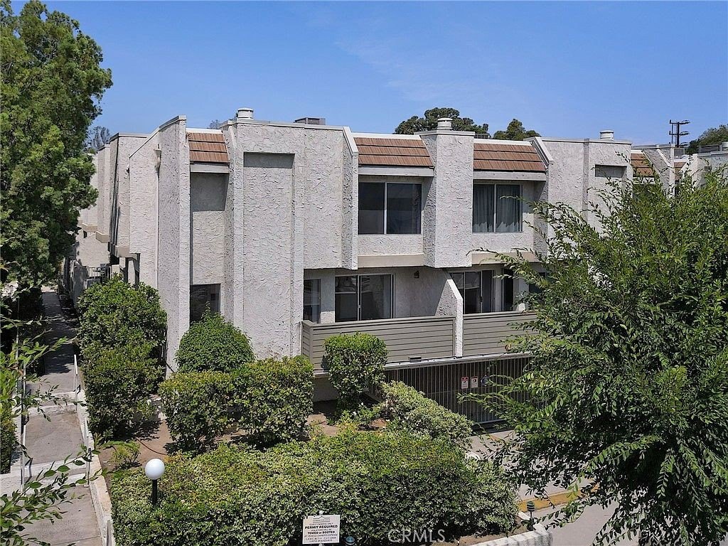 Exterior of 11818 Moorpark St at 11818 Moorpark St, Los Angeles
