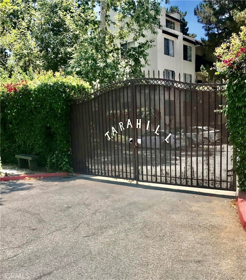Shared entrance to Tara Hill, Culver City