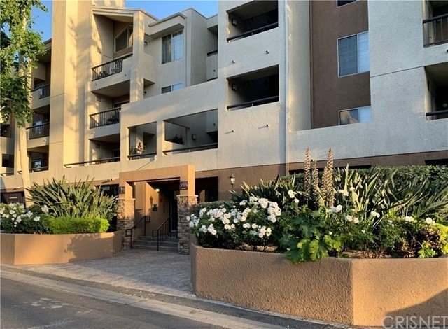 Exterior of The Met at Warner Center at 5515 Canoga Ave, Woodland Hills