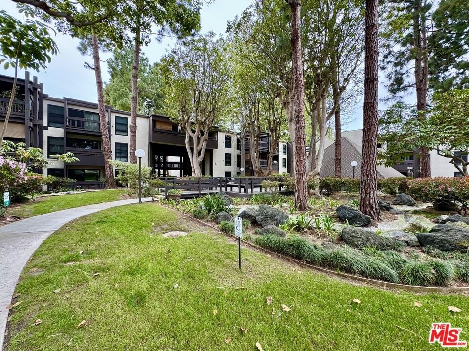 Exterior and shared grounds of Cross Creek Village, Playa del Rey