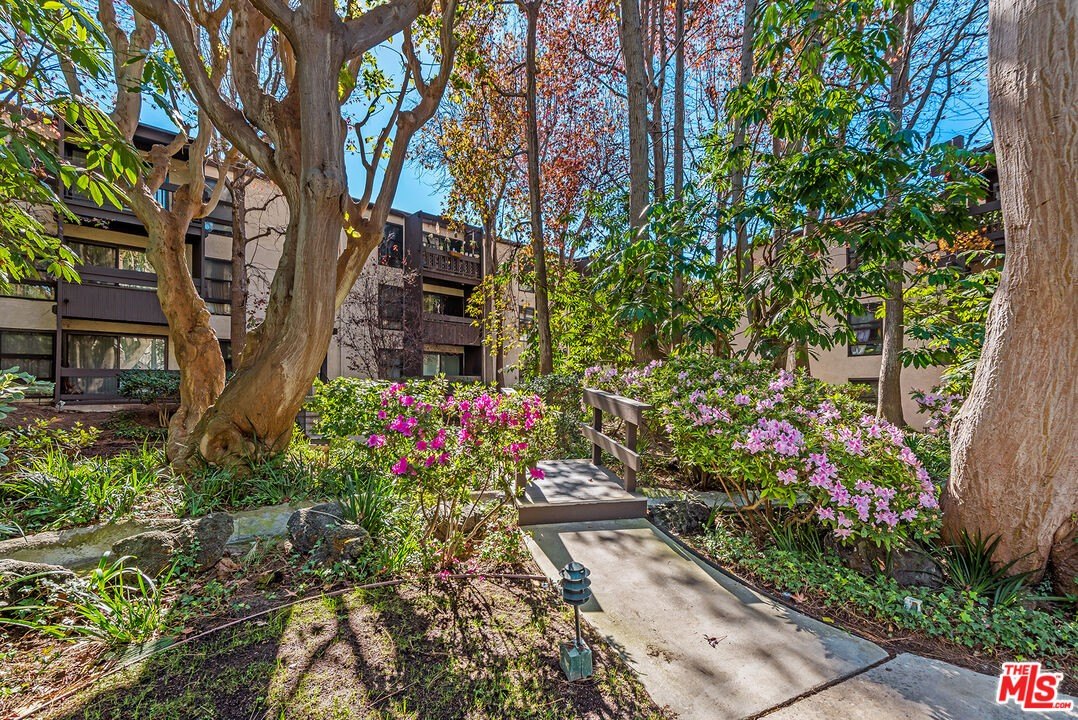 Exterior and shared grounds of Cross Creek Village, Playa del Rey