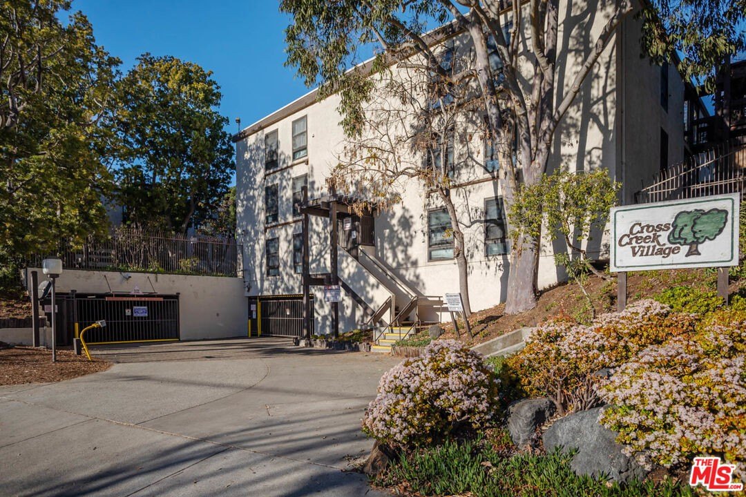 Shared entrance to Cross Creek Village, Playa del Rey