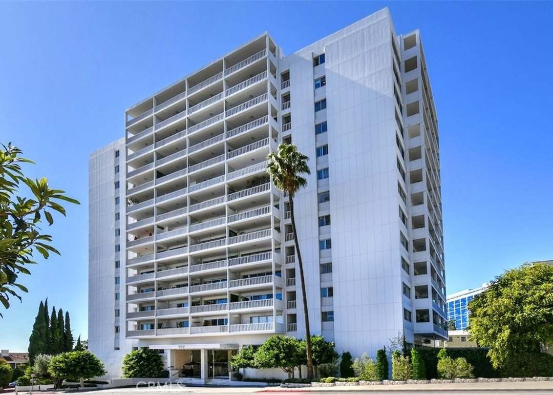 Exterior of 999 N Doheny Dr at 999 N Doheny Dr, West Hollywood