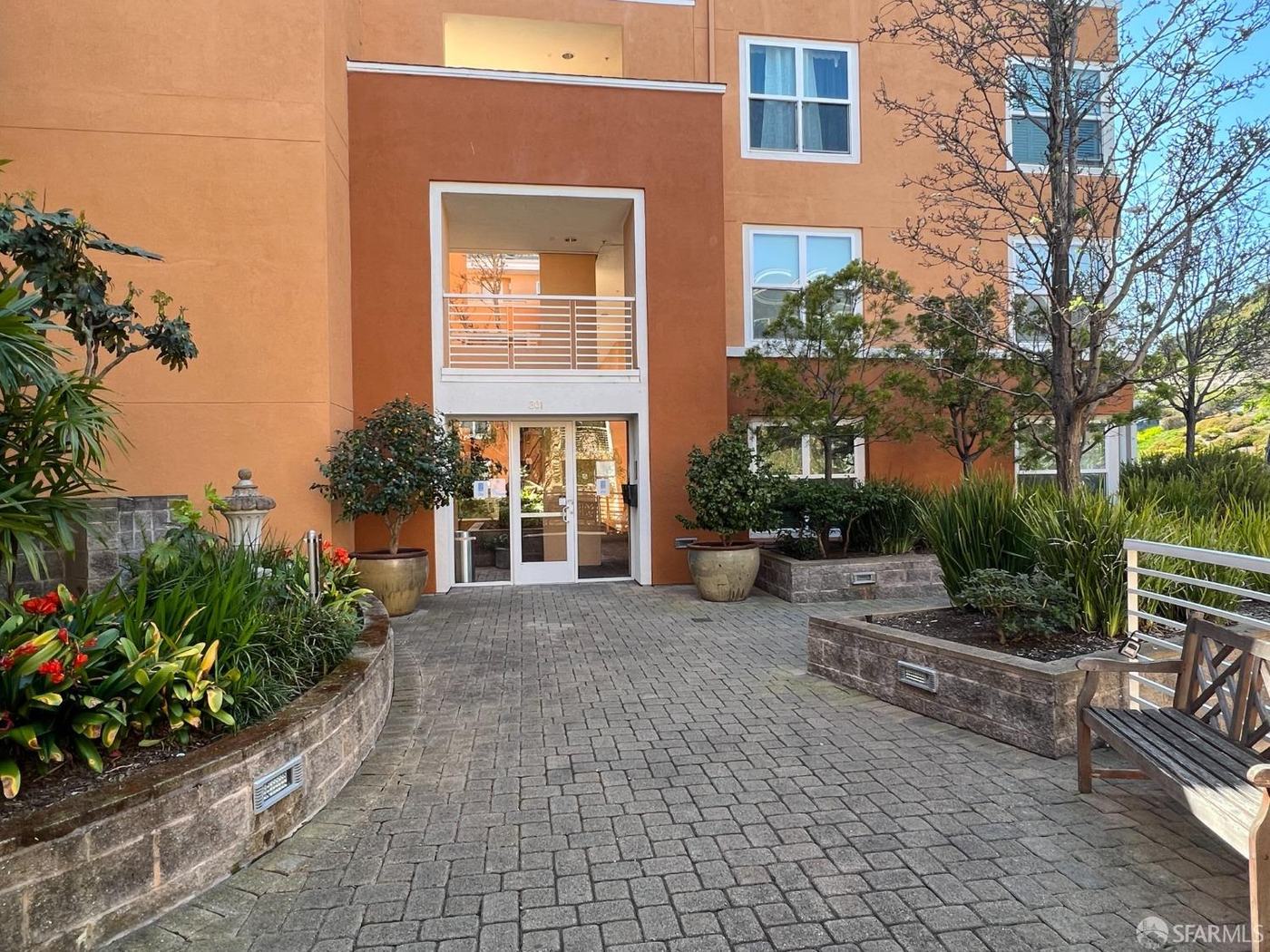 Entrance at 301 Crescent Court, San Francisco